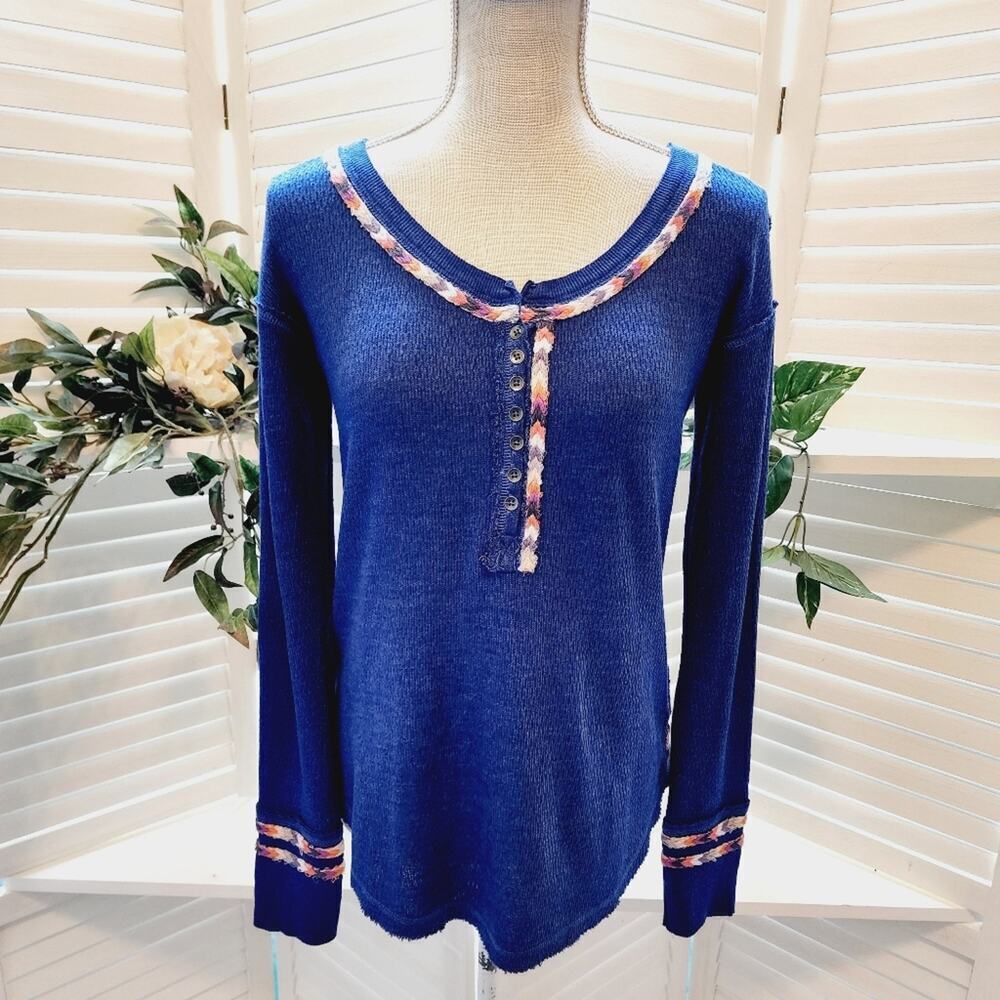 WE THE FREE BLUE 1/2 BUTTON DOWN WITH AZTEC ACCENTS SIZE SMALL